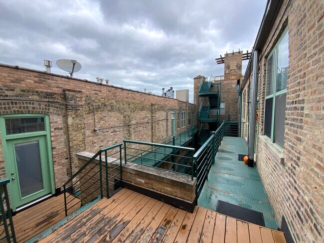 Courtyard - 1701 N Damen Ave