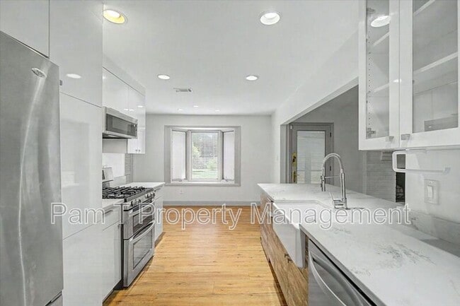 Building Photo - 211 Hillary Rd
