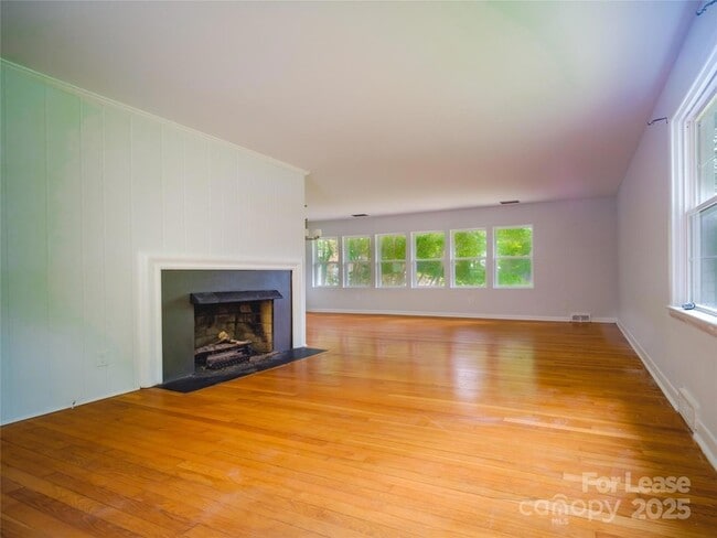 Building Photo - 1123 Lynbrook Dr