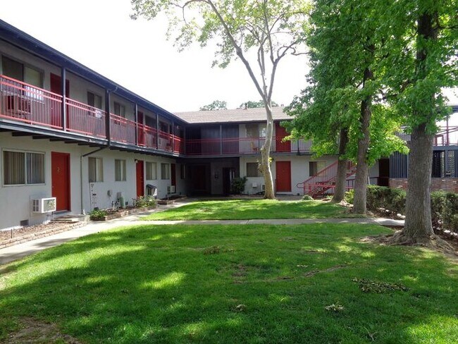Building Photo - Charming Upstairs 2 Bedroom~ Very Charming...