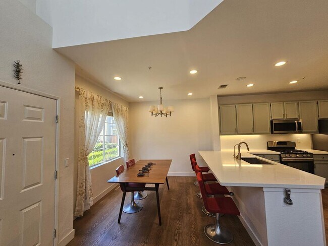 Building Photo - Modern 3BD/3BA Townhouse in Prime Union Ci...