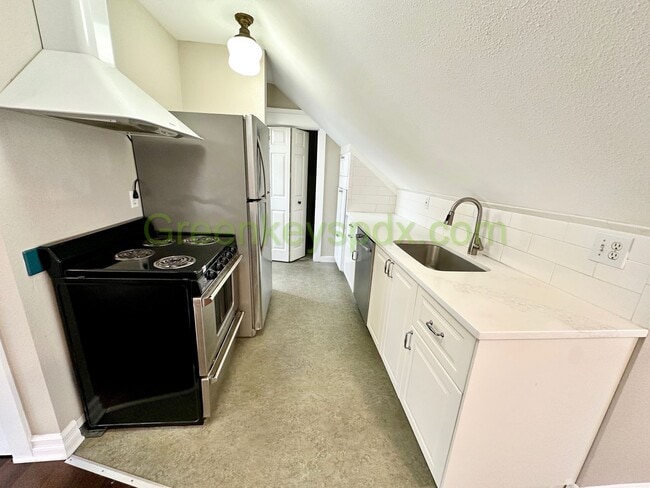 Building Photo - Gorgeous 1 Bedroom 1 Bath Top Floor Unit in Goose Hollow