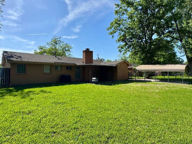 Building Photo - Cute & Cozy 3 Bedroom / 2 Bathroom in Mont...