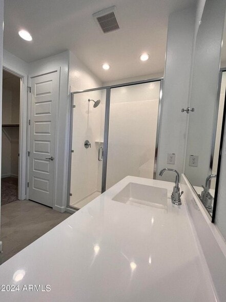 Building Photo - 9509 W Sells Dr