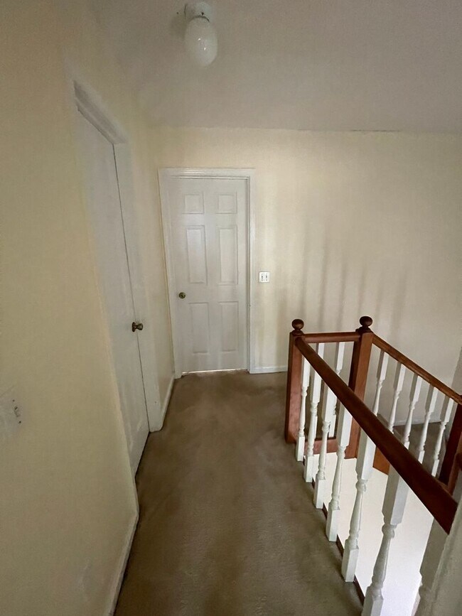 Building Photo - Briarwood Townhomes - End Unit!