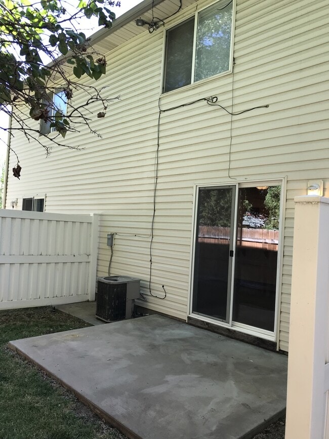 Building Photo - 2 bedrooms 1.5 bathroom with large living room, large kitchen PLUS 1 car garage. Bedrooms are huge