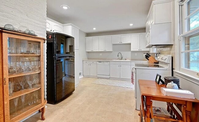 Building Photo - 6016 W 85th St