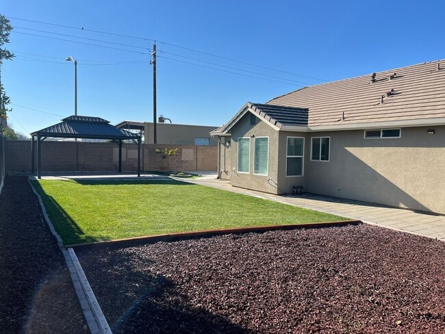 Building Photo - Available NOW! SPECIAL $500 off 1st months rent