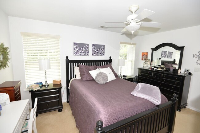 Building Photo - Lakefront Condo in Greenbrier