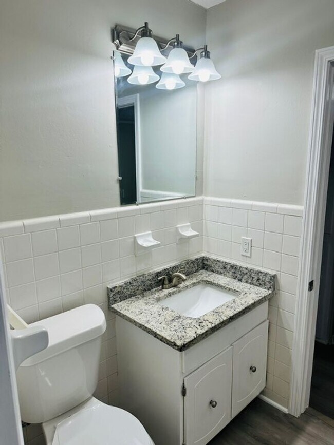 Building Photo - ** 5 Bed 2 Bath located in County Downs** ...