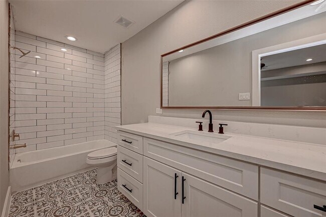 Building Photo - 809 Avenue J Pl
