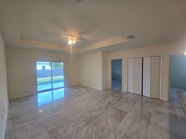 Building Photo - LARGE 3/2/1 -Duplex, prime Location-Lehigh...