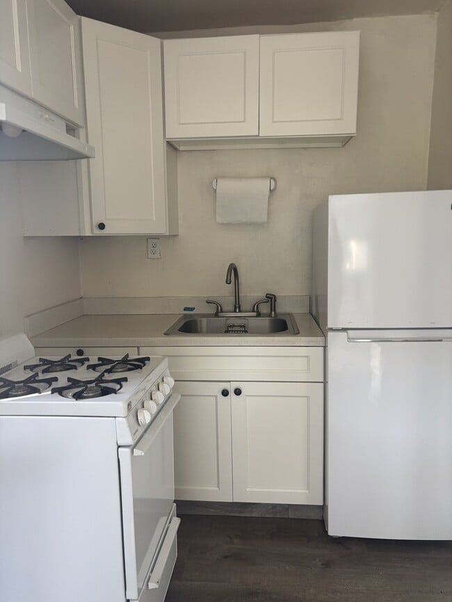 Building Photo - 715 E Roseburg Ave