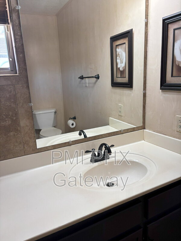 Building Photo - 2129 N Rosburg Dr