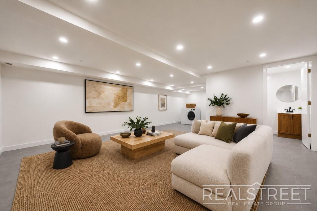 Building Photo - Three Bedroom Duplex w. Backyard.