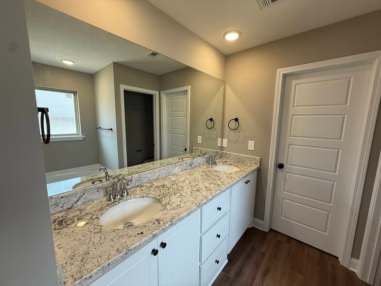 Building Photo - 116 Madisonville Dr