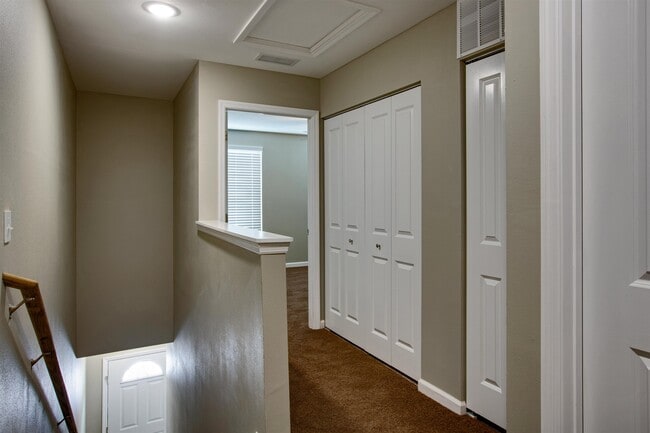 Building Photo - 2202 Cedarbrook Ct