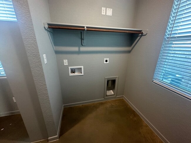 Building Photo - AVAILABLE NOW!