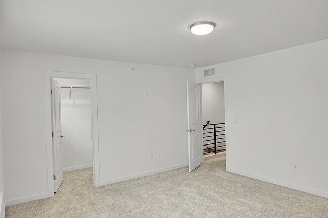 Building Photo - $2,350- 3 Bed 2.5 Bath Townhome in CO Springs with Central AC, and In Unit Laundry!