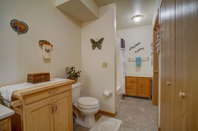 Large full bathroom - 325 Henry Dr