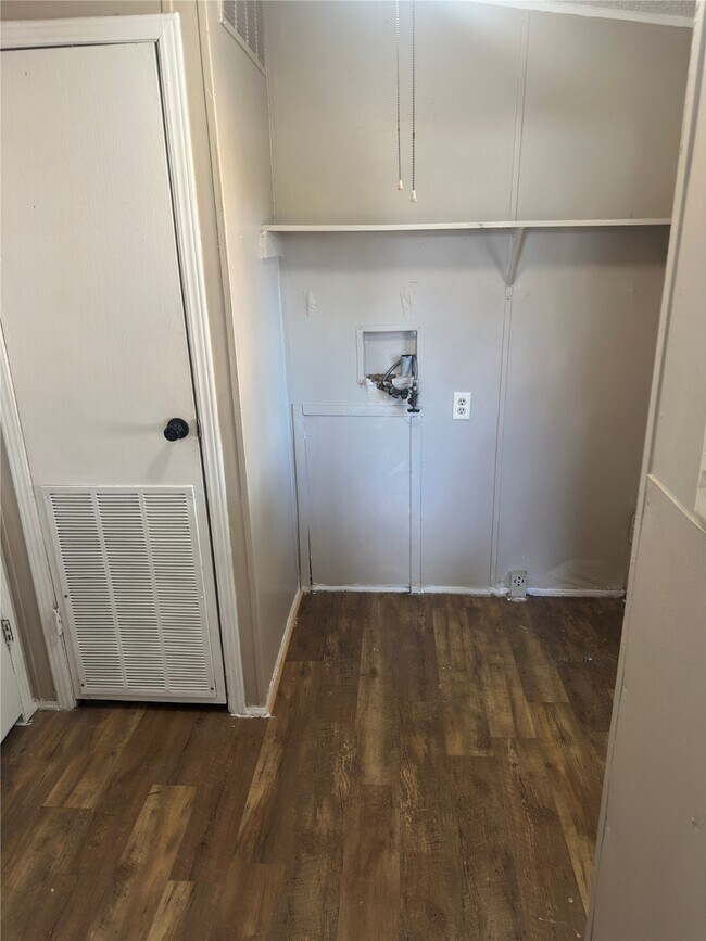 Building Photo - 536 Sabine St