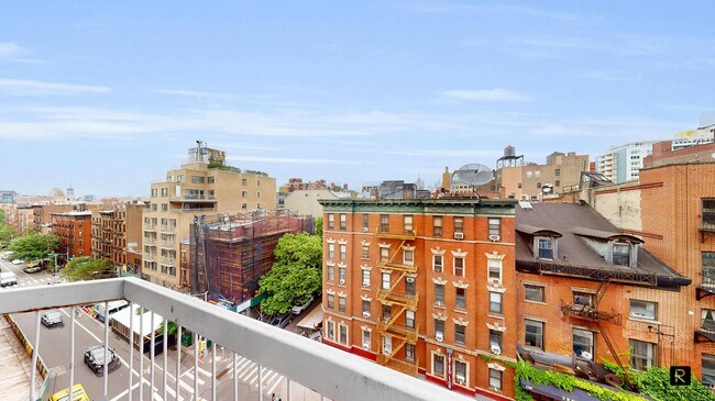 Building Photo - 184 Thompson St