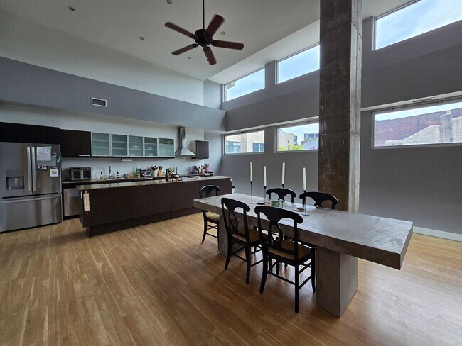 Building Photo - HUGE Stunning Bright 3 bed 2.5 bath loft i...