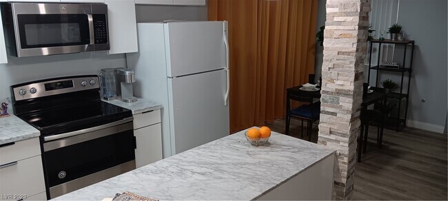 Building Photo - 5045 Spencer St