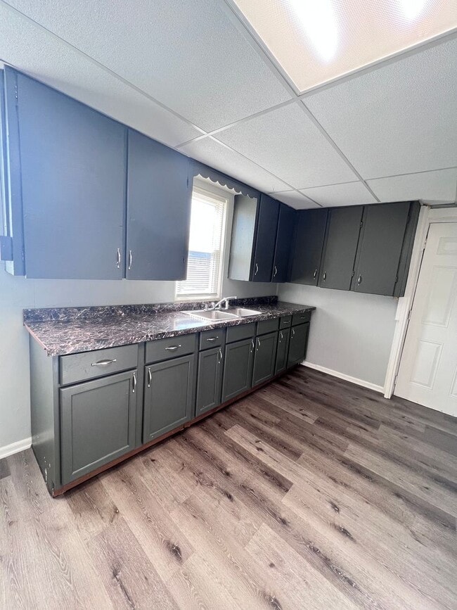 Building Photo - Bright Upper Two Bedroom Unit! Recently Remodeled!