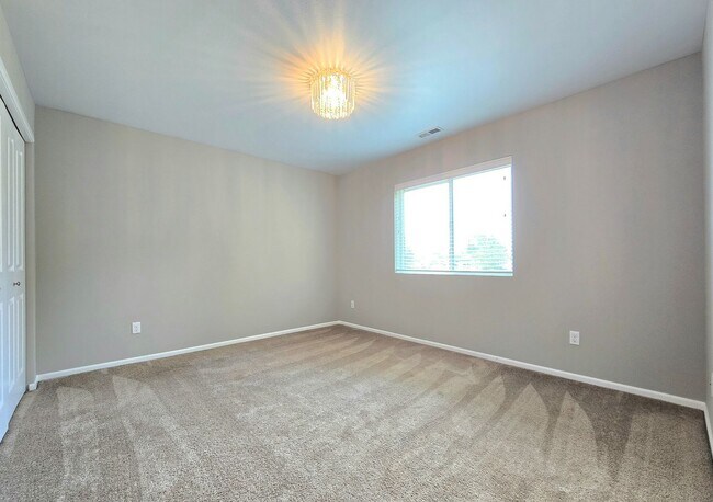 Building Photo - 4 Bedroom Home with Lake Views Available N...