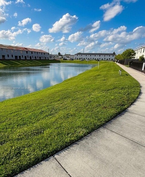 Building Photo - 470 NE 12th St