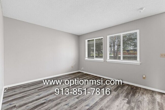 Building Photo - Freshly updated townhome in KCK