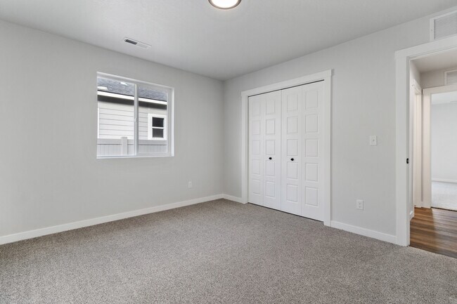 Building Photo - 3117 S Old Farm Ave