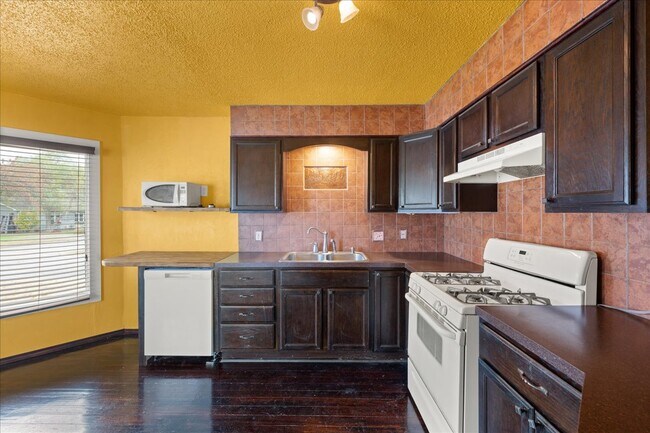 Building Photo - 19 E Wayne Ave