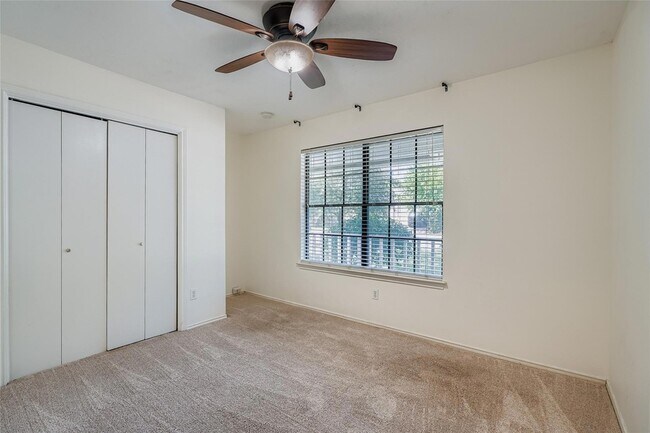 Building Photo - 9802 Briar Ridge Dr