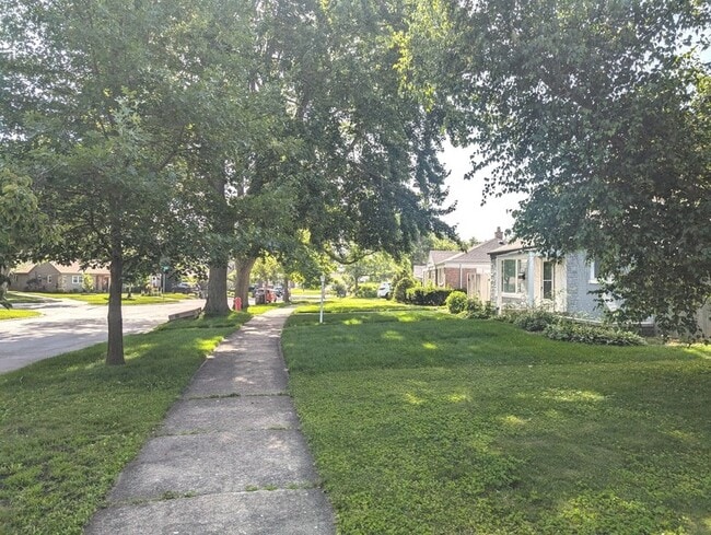 Building Photo - 2055 Magnolia Rd