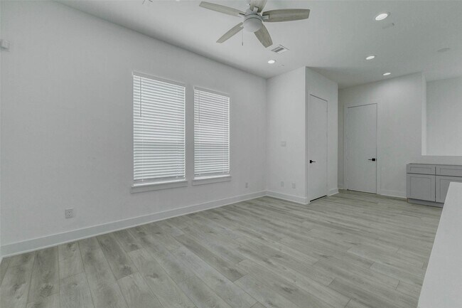 Building Photo - 5727 Elysian St