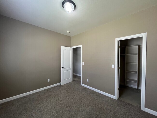 Building Photo - 2030 N Springland Pl