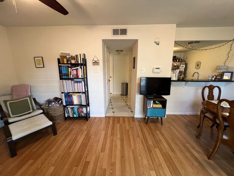 Building Photo - 2450 Ashdale Dr