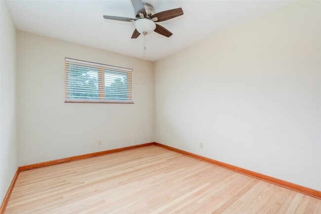 Building Photo - 9715 Grantview Dr