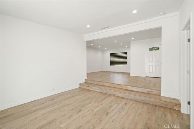 Building Photo - 6933 White Oak Ave