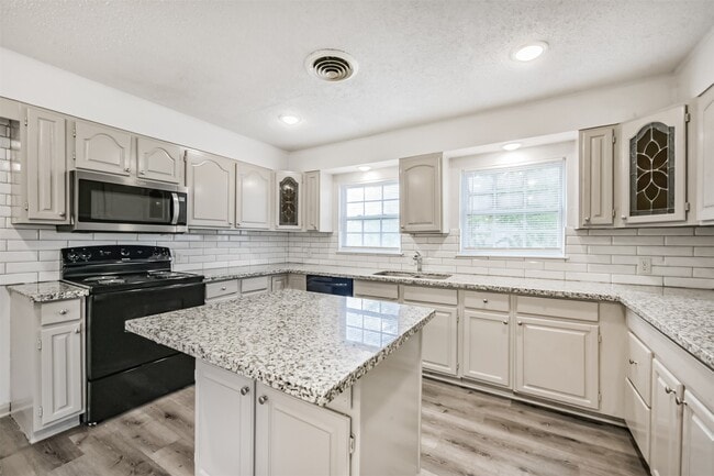 Building Photo - 1030 Perkins Dr