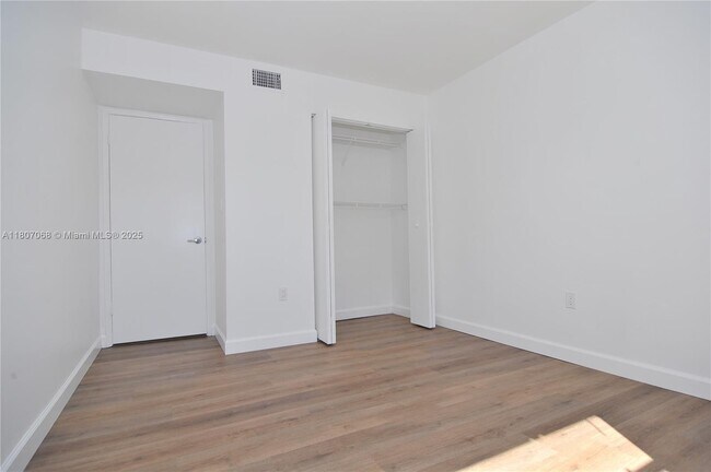 Building Photo - 9427 Fontainebleau Blvd