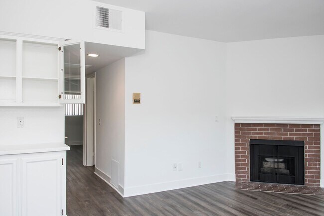 Building Photo - 620 W Wilson Ave