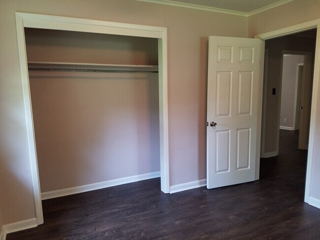 Building Photo - *3/2*SOUTHERN HILLS/SOUTHWOOD*FRESH PAINT*