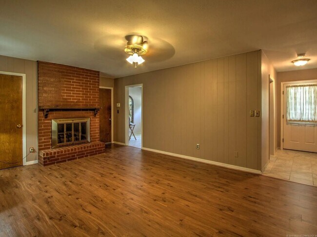 Building Photo - 3 bed 2 Bath, 2 car garage!