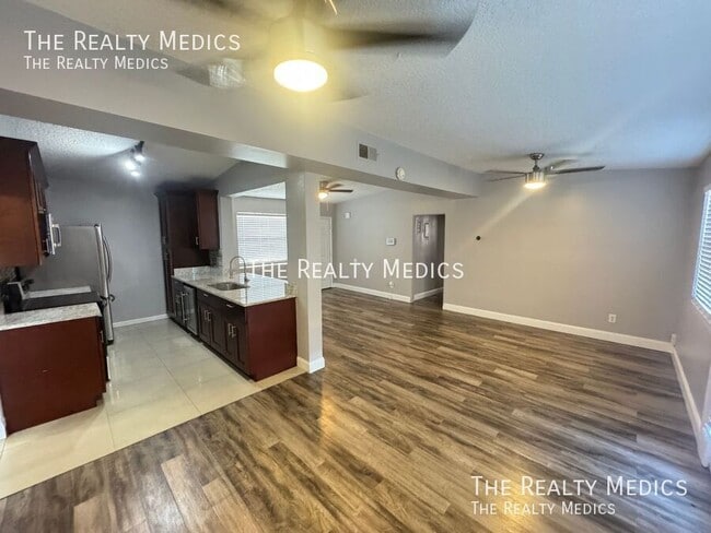 Building Photo - 1102 Egan Dr