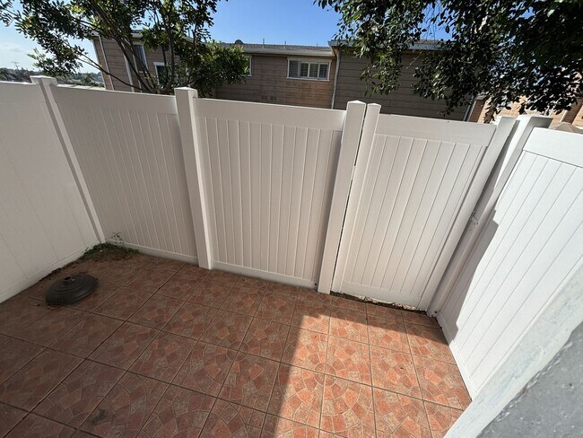 Building Photo - MOVE IN READY Updated La Habra condo