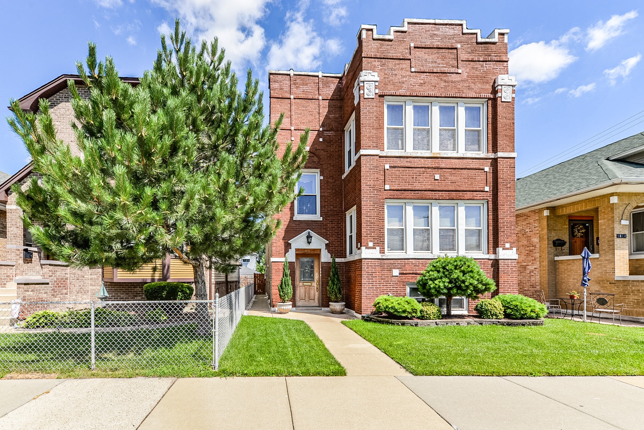 Building Photo - 5618 W Warwick Ave