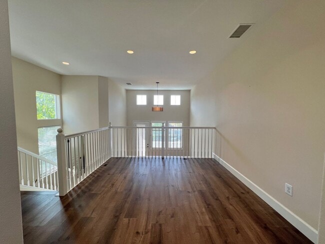 Building Photo - Spacious 1 Bedroom 1 1/2 Bathroom Townhome...